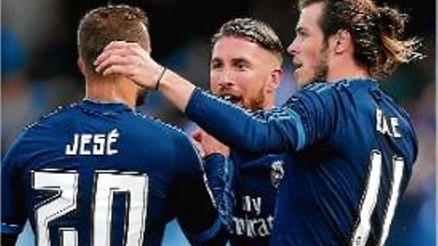 Bale i Jesé celebren el gol amb Sergio Ramos.