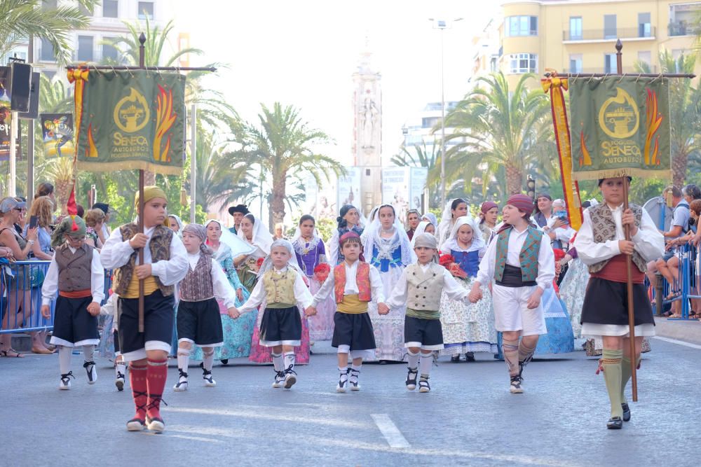 Los festeros aprovechan la Ofrenda para protestar contra la violencia de género con flores y lazos morados