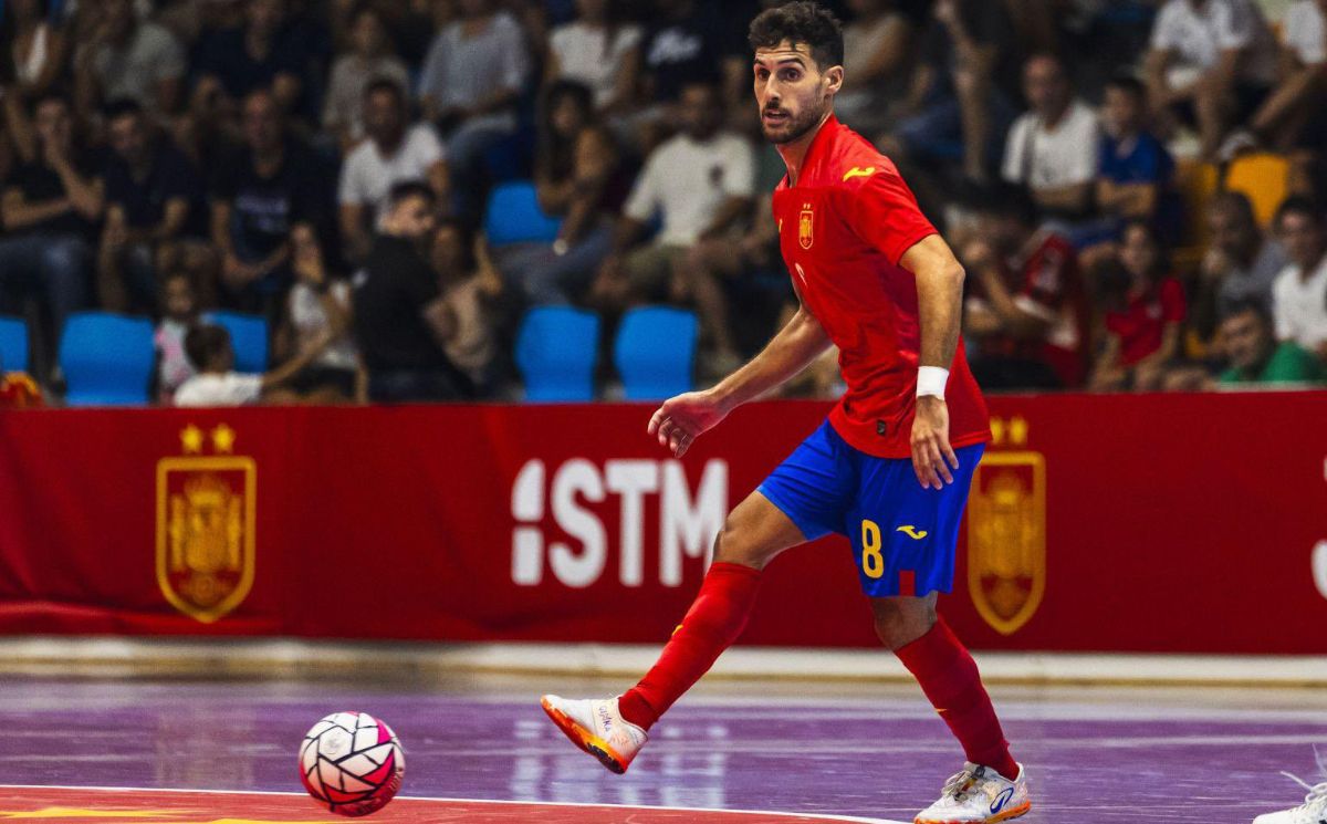 Adolfo, en un partido con España