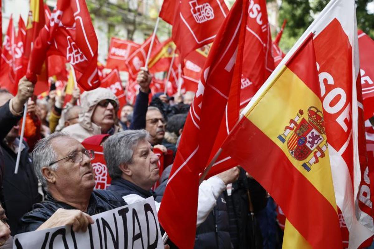 Simpatizantes del PSOE se concentran en los alrededores de la sede socialista de Ferraz para mostrar su apoyo al presidente del Gobierno, Pedro Sánchez.