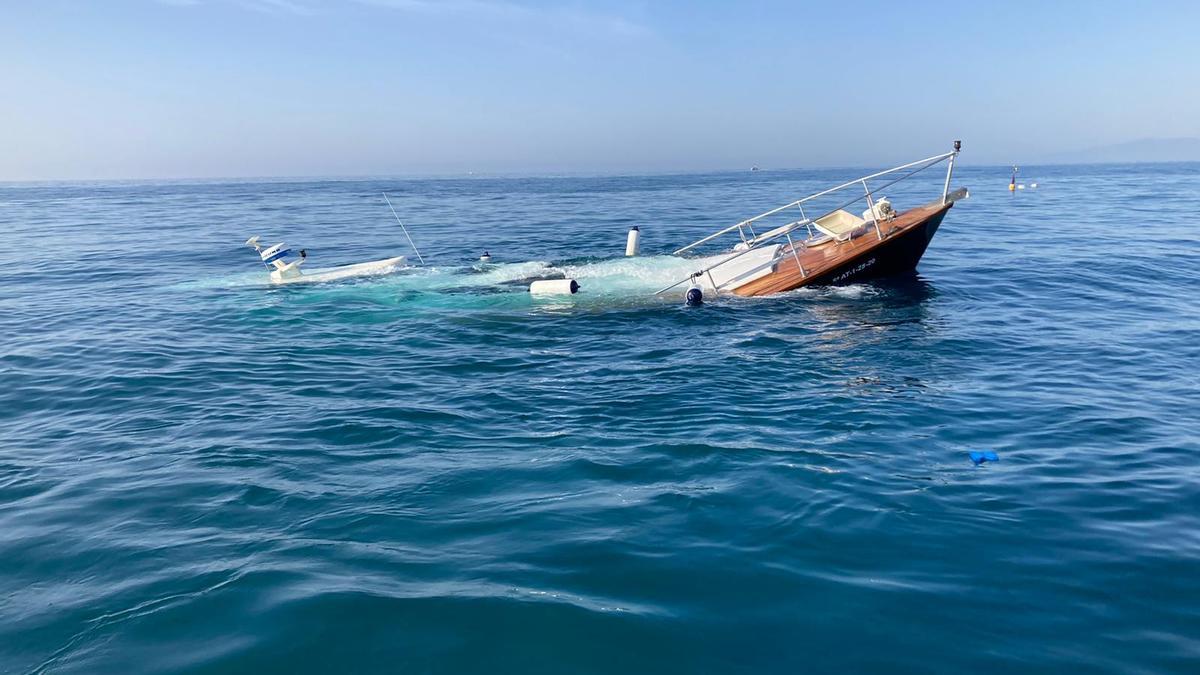 Rescatan del mar un barco de 15 metros hundido en Águilas - La Opinión de  Murcia