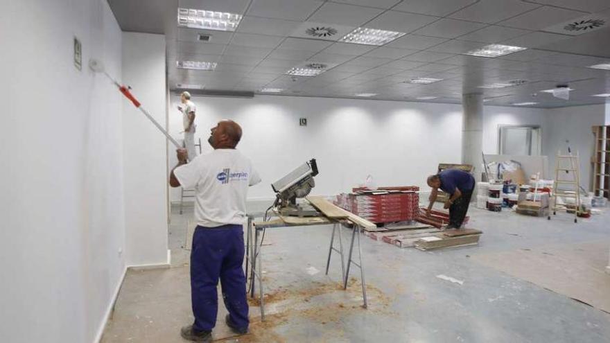 Reforma a contrarreloj para la inauguración del curso  |  Las obras de acondicionamiento de las tres plantas para la sede de la UNED y la sala de lectura arrancaron el 22 de agosto y avanzan a marchas forzadas. El centro contará con diez aulas pequeñas (30 personas), tres grandes (mínimo de 50), otra para &quot;web&quot; y videoconferencias, salón de actos con 80 plazas y sala de informática. La previsión del Concello es estrenar el recinto el 10 de octubre, fecha de inauguración del curso académico.