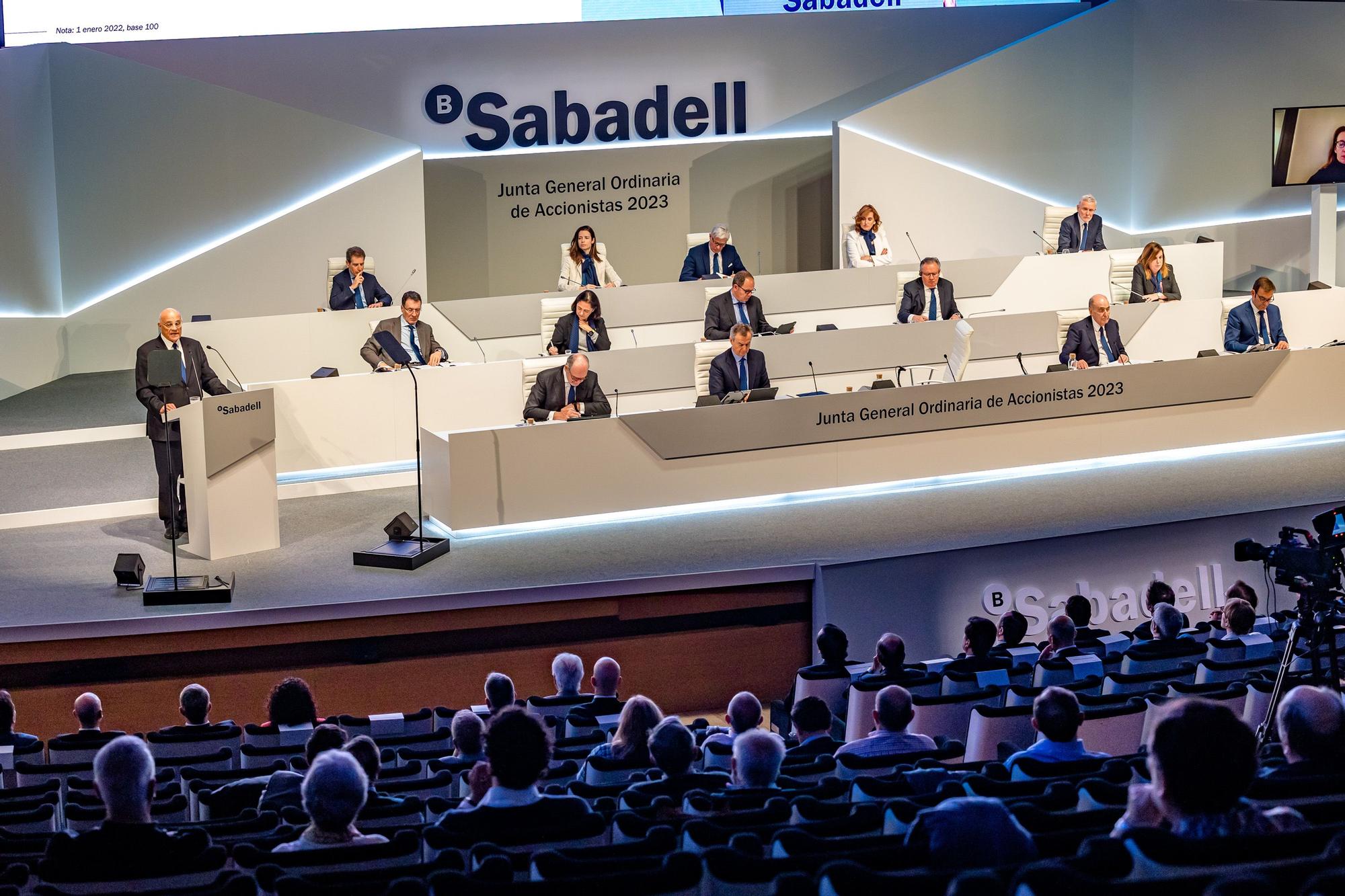 Los accionistas del Sabadell aprueban la reelección de Josep Oliu