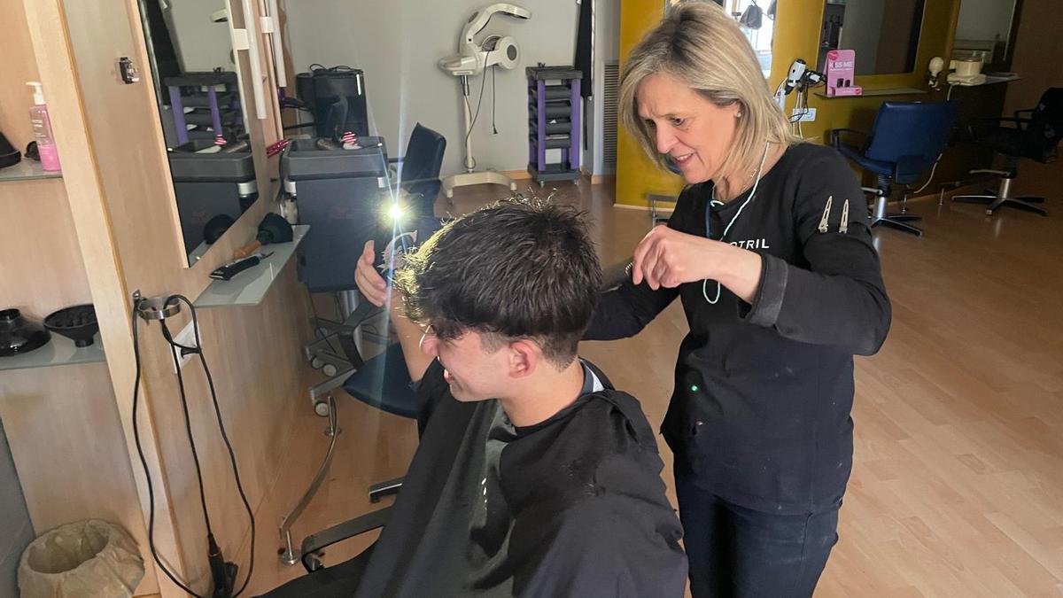 Casilda ha terminado de cortar el pelo a Mario usando la linterna del móvil. A