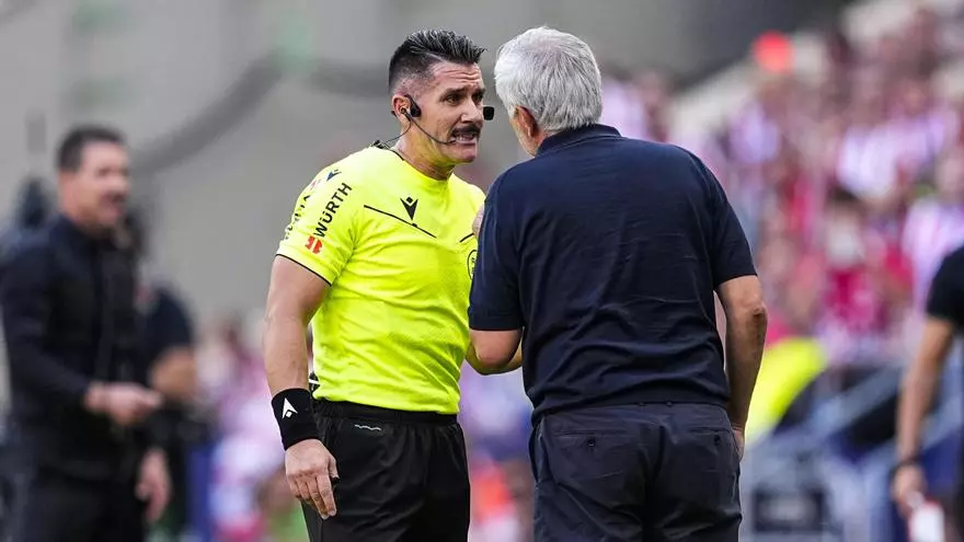 Los audios del VAR retratan a Mourinho: "Efectivamente, no hay disputa de balón, cambio la amarilla por roja"