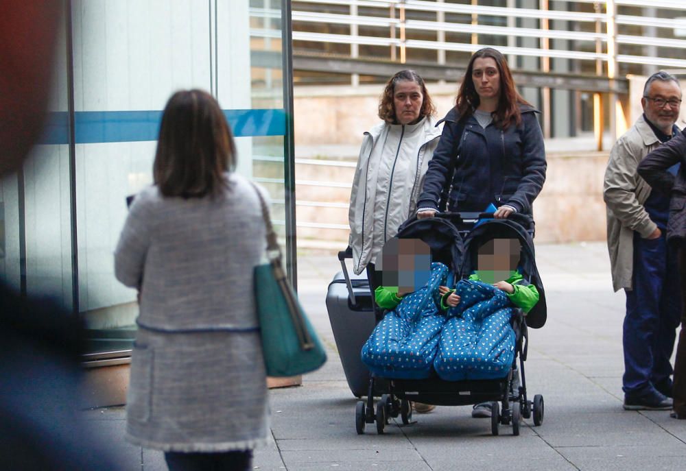 Una madre gijonesa entrega a sus dos hijos al padre, estadounidense