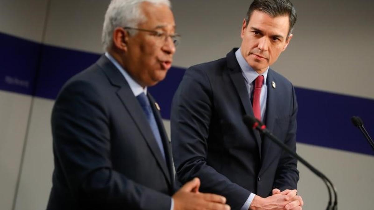 El presidente del Gobierno, Pedro Sánchez (d), y el primer ministro de Portugal, António Costa (i), durante su rueda de prensa conjunta tras la reunión del Consejo Europeo, el pasado 25 de marzo de 2022 en Bruselas.