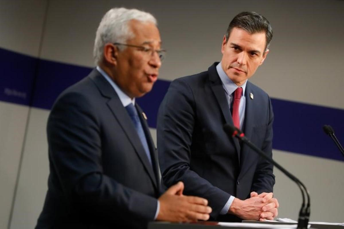 El presidente del Gobierno, Pedro Sánchez (d), y el primer ministro de Portugal, António Costa (i), durante su rueda de prensa conjunta tras la reunión del Consejo Europeo, el pasado 25 de marzo de 2022 en Bruselas. El presidente del Gobierno, Pedro Sánchez (d), y el primer ministro de Portugal, António Costa (i), durante su rueda de prensa conjunta tras la reunión del Consejo Europeo, el pasado 25 de marzo de 2022 en Bruselas.
