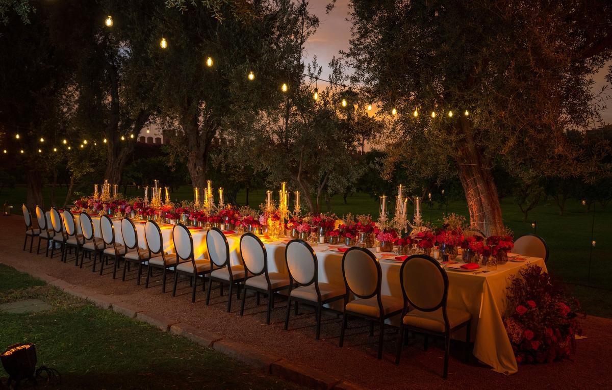 Cena de gala en los jardines.