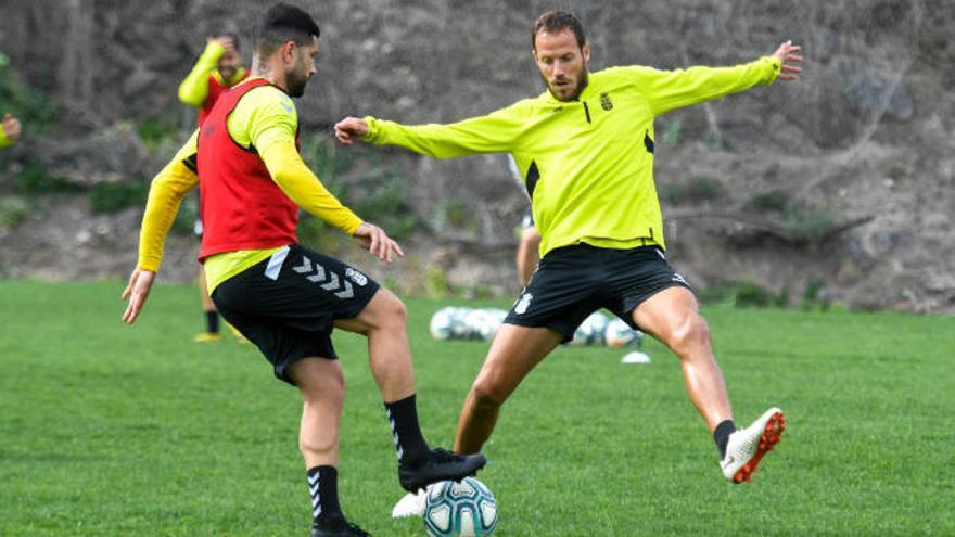 Aridai Cabrera pisa el balón en presencia de Javi Castellano, el pasado lunes durante el primer entrenamiento de la semana en Barranco Seco.