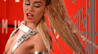 Miley Cyrus sorprende con su look y bromea sobre estar borracha en una promoción