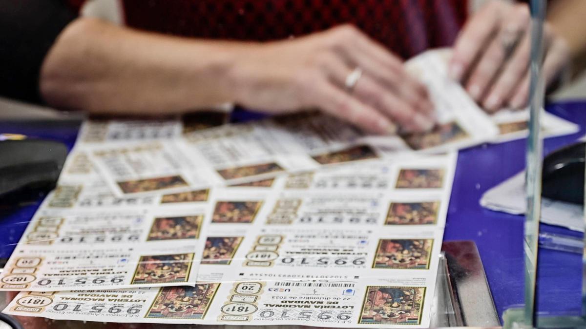 Décimos de lotería en una administración de Barcelona. Décimos de lotería en una administración de Barcelona.