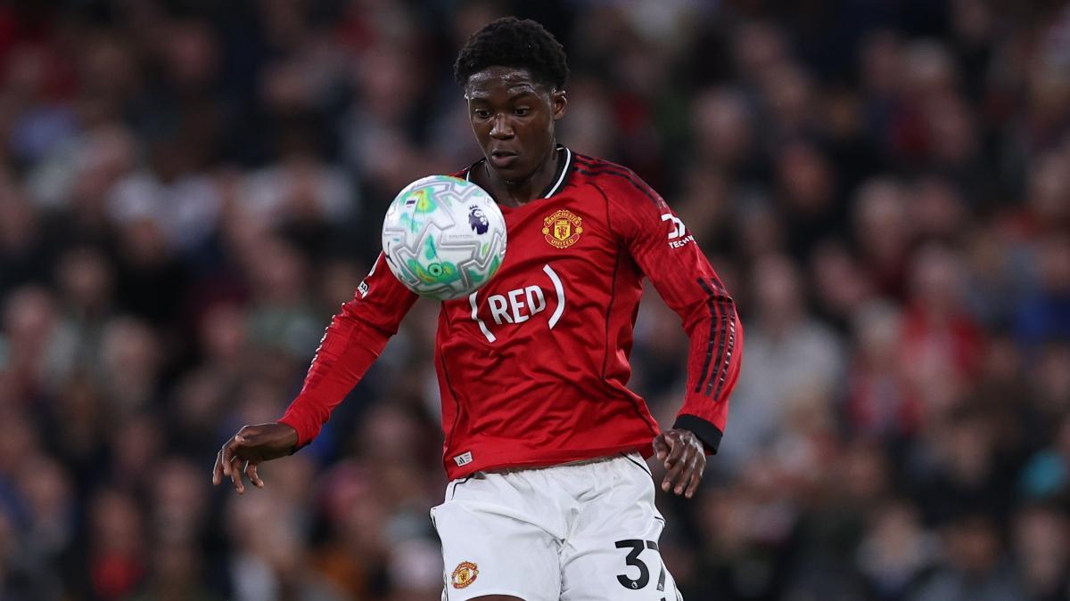Kobbie Mainoo del Manchester United en acción durante el partido de la Premier League inglesa entre el Manchester United y el Brentford FC