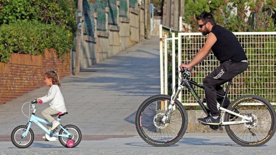 Ciclistas en Panxón. // M.G. Brea