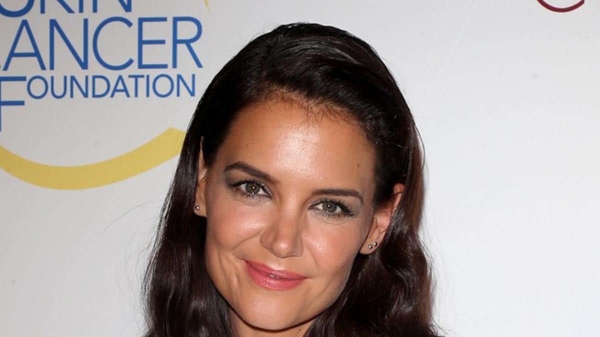 Katie Holmes con vestido lencero blanco