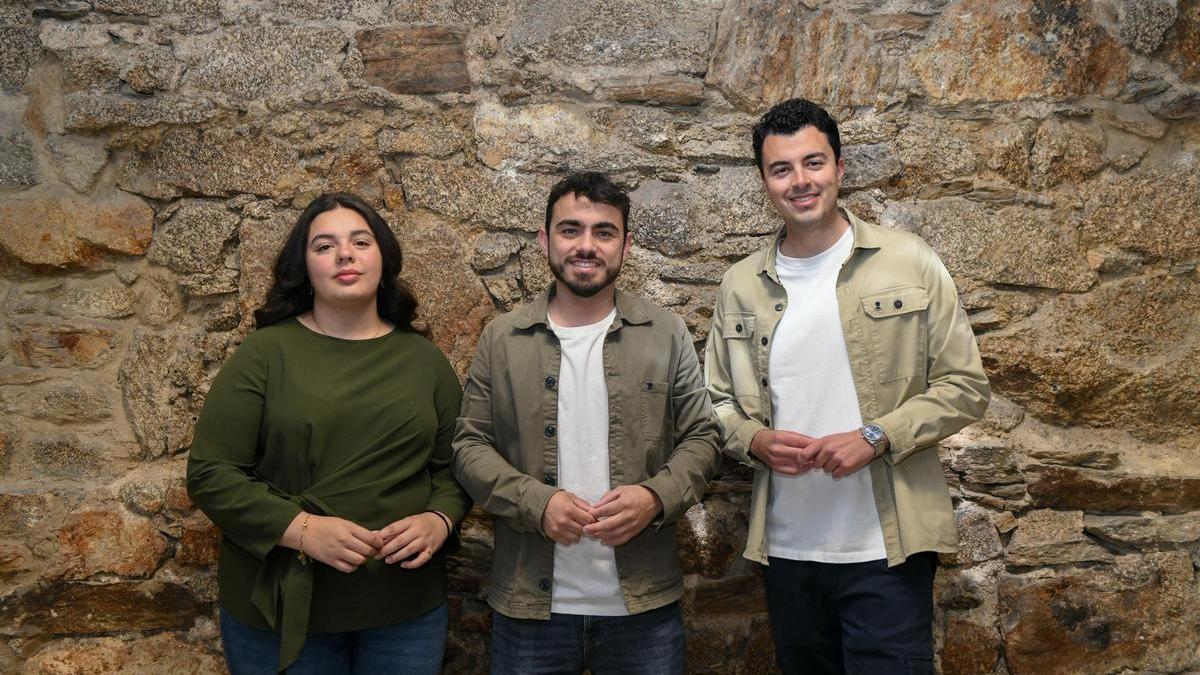 Santamaría con los dos compañeros de su equipo.