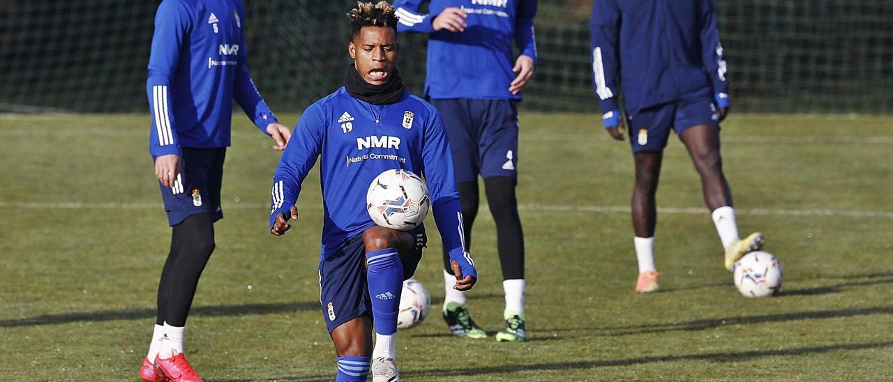 Cedric, con el balón durante uno de sus últimos entrenamientos con el Oviedo. | Luisma Murias