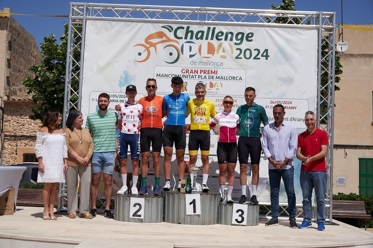 ciclismo. Pla de Mallorca 2024. Podio con los portadores de los maillots en Nivel 3