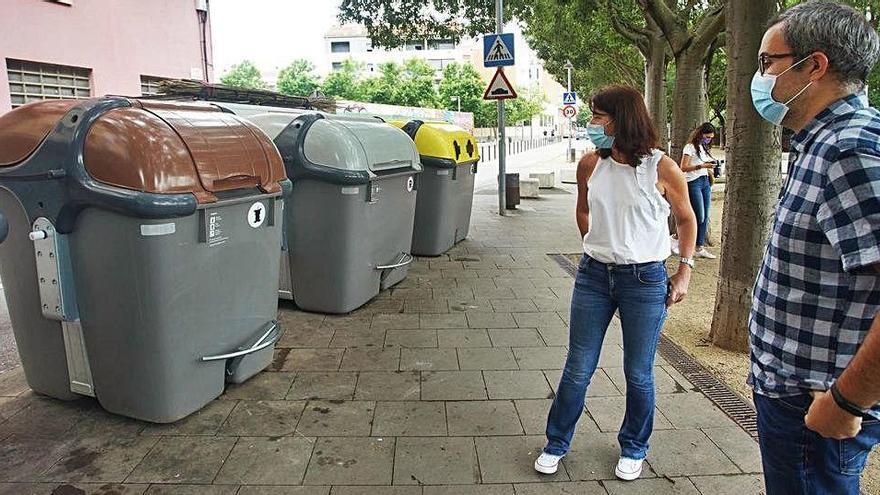 Madrenas i Terés als contenidors del carrer Costabona.