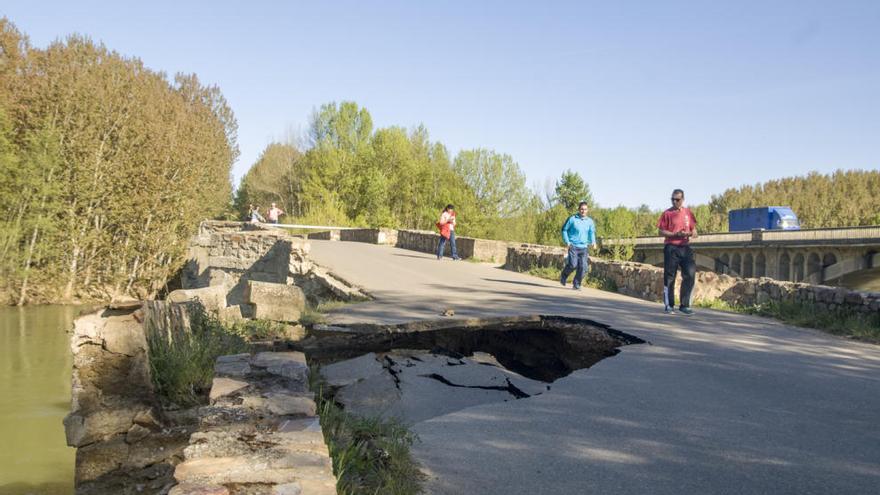 Aspecto de la zona afectada por el derrumbe en el puente de Castrogonzalo el día del incidente.
