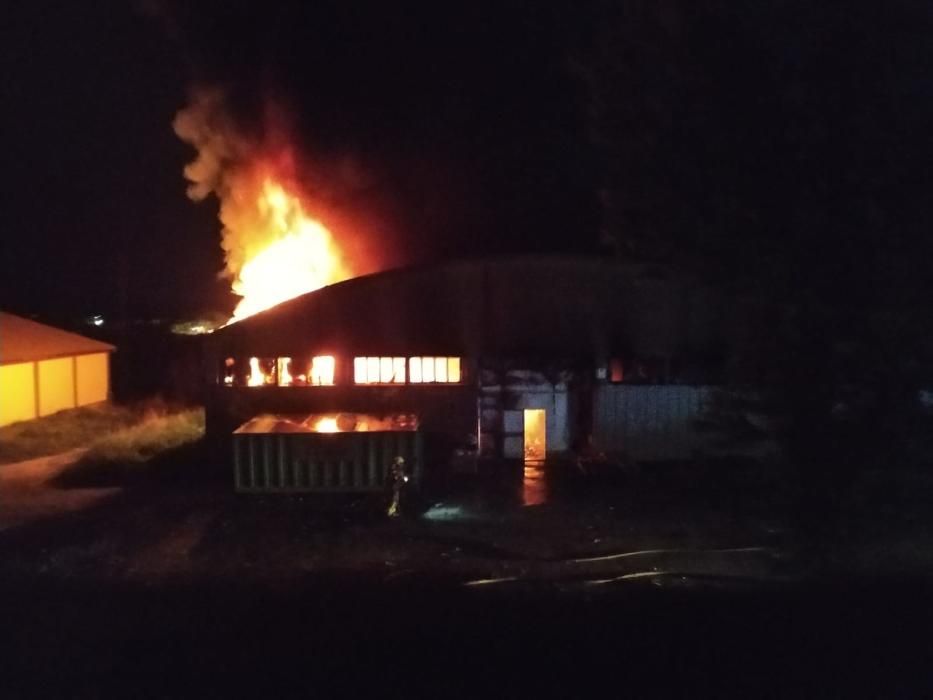 S'incendia una nau de la fàbrica tèxtil Fibresa d'