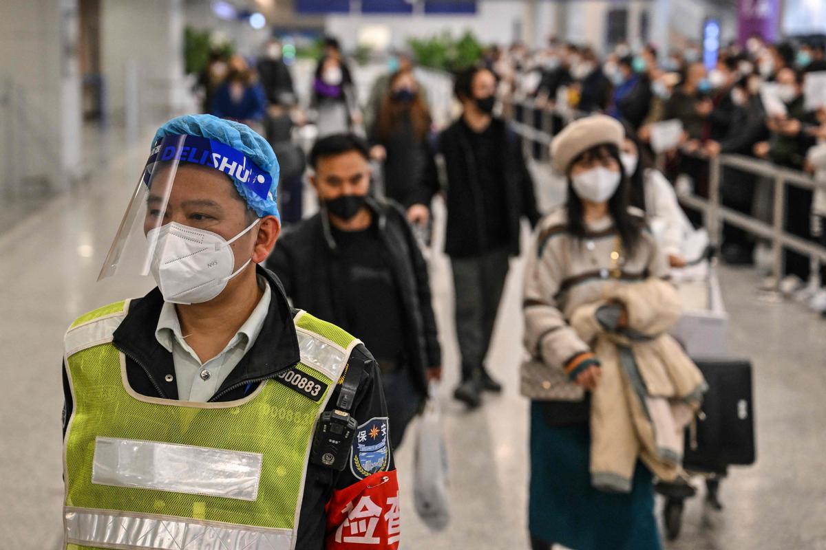 Pasajeros a su llegada al Aeropuerto Internacional de Shanghai Pudong desde otros países.