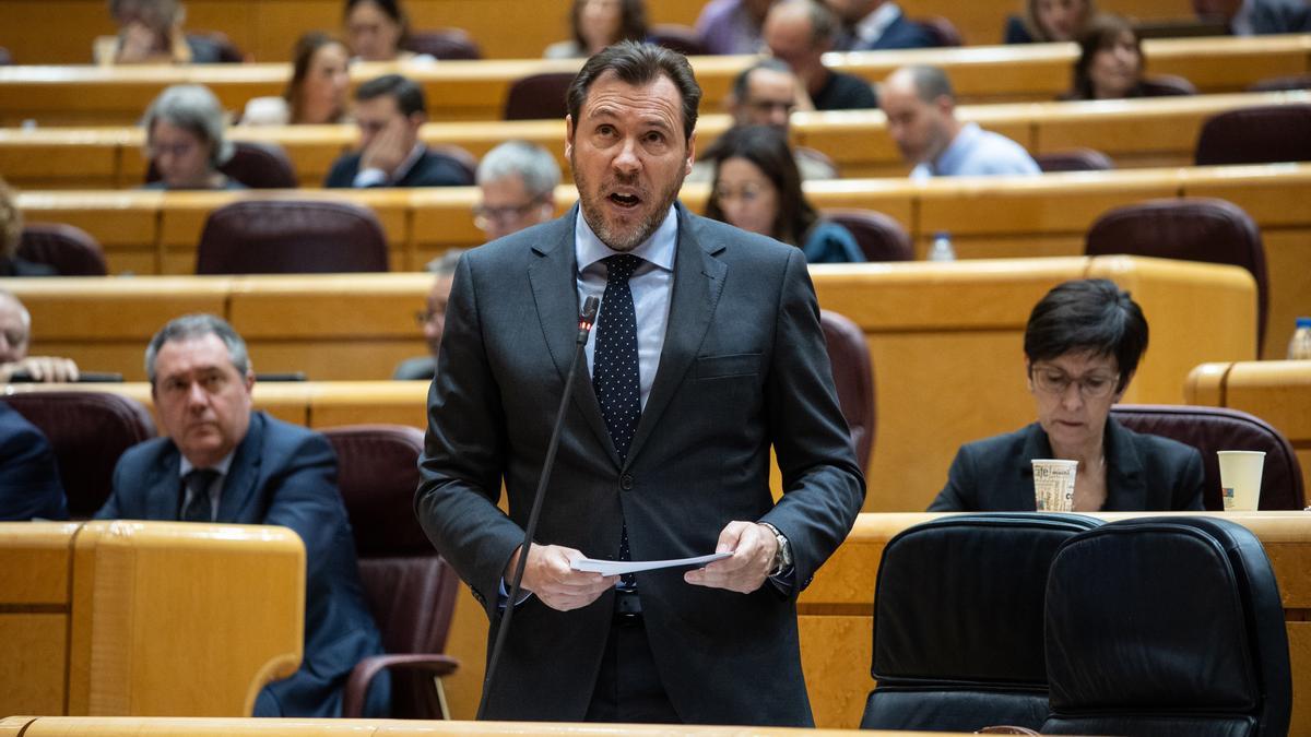 El ministro de Transportes y Movilidad Sostenible, Óscar Puente, durante un pleno en el Senado.