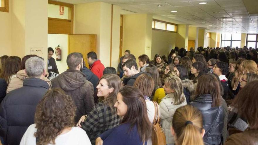 Profesionales de la Enfermería esperan ayer su turno para entrar al examen del Sacyl.