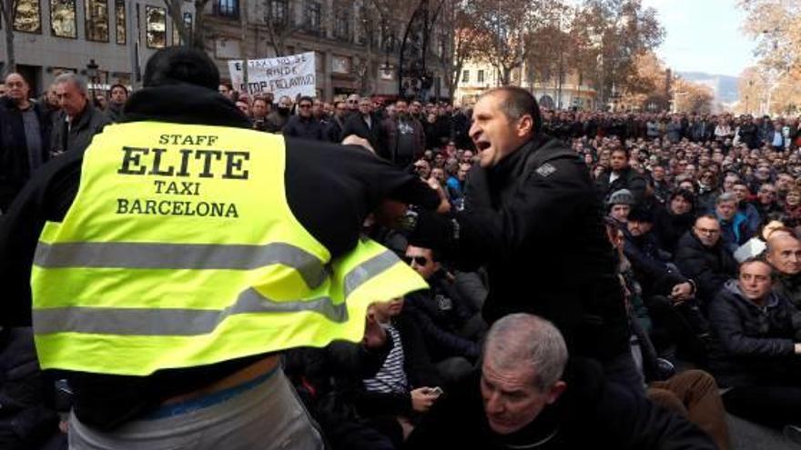 Dos taxistas de Barcelona se encaran durante la asamblea en plena huelga indefinida.