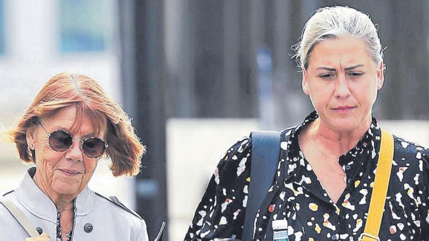 Caroline Darian, a la derecha, junto a su madre, Gisèle Pelicot. | GILLAUME HORCAJUELO /EFE