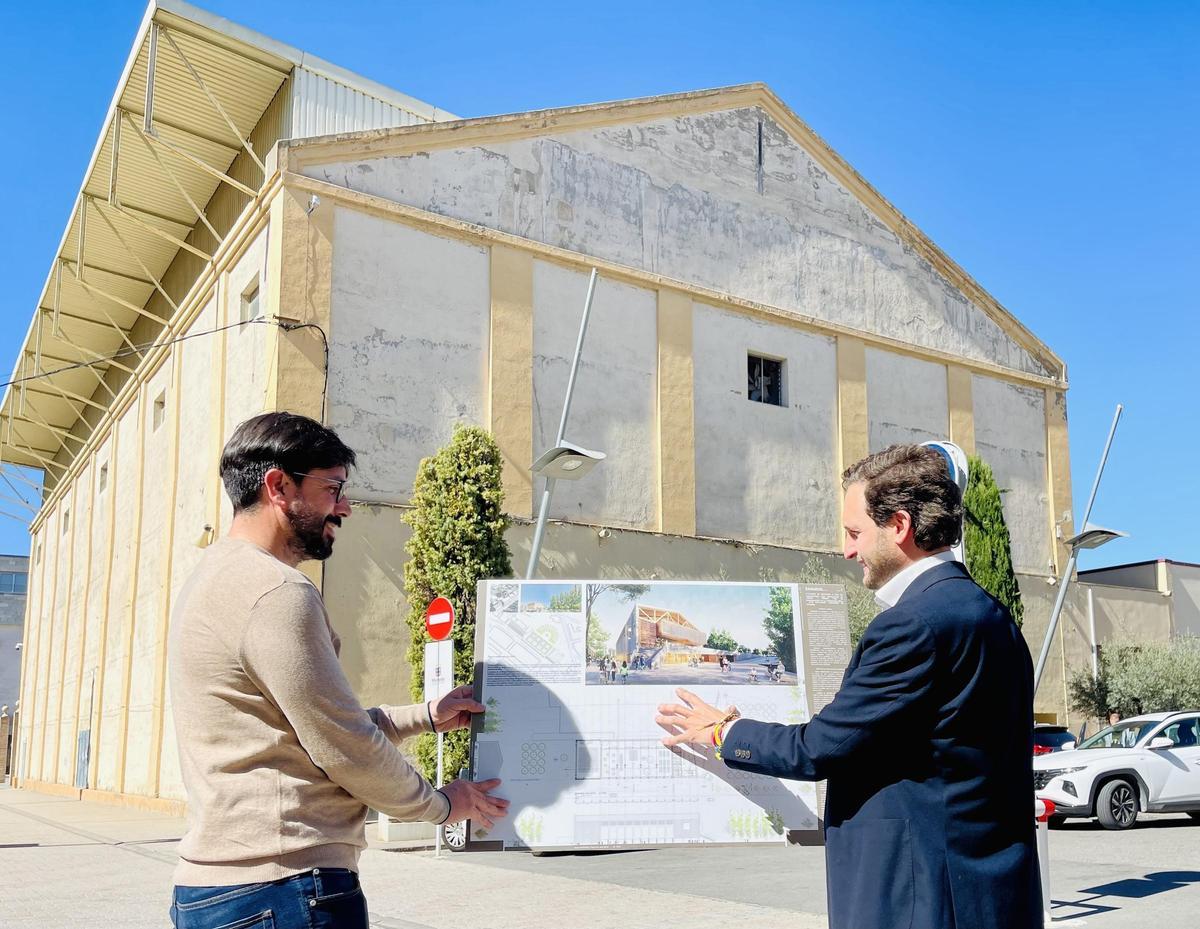 El alcalde de Monzón, Isaac Claver, junto al concejal de Ferias, Miguel Hernández, en la presentación de la reforma de la nave de la Azucarera