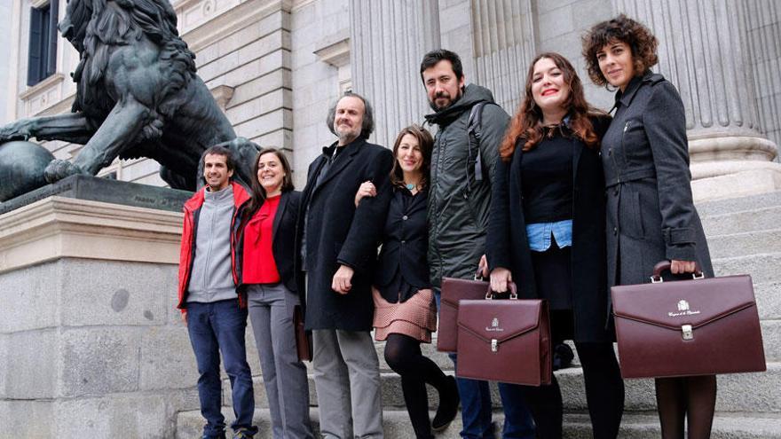 Ángela Rodríguez, segunda por la derecha, entre Gómez Reino y Alexandra Fernández.