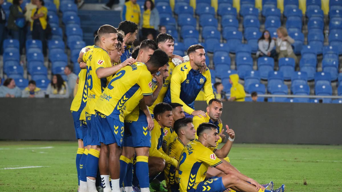 El plantel de la UD festeja una de las victorias de este curso.