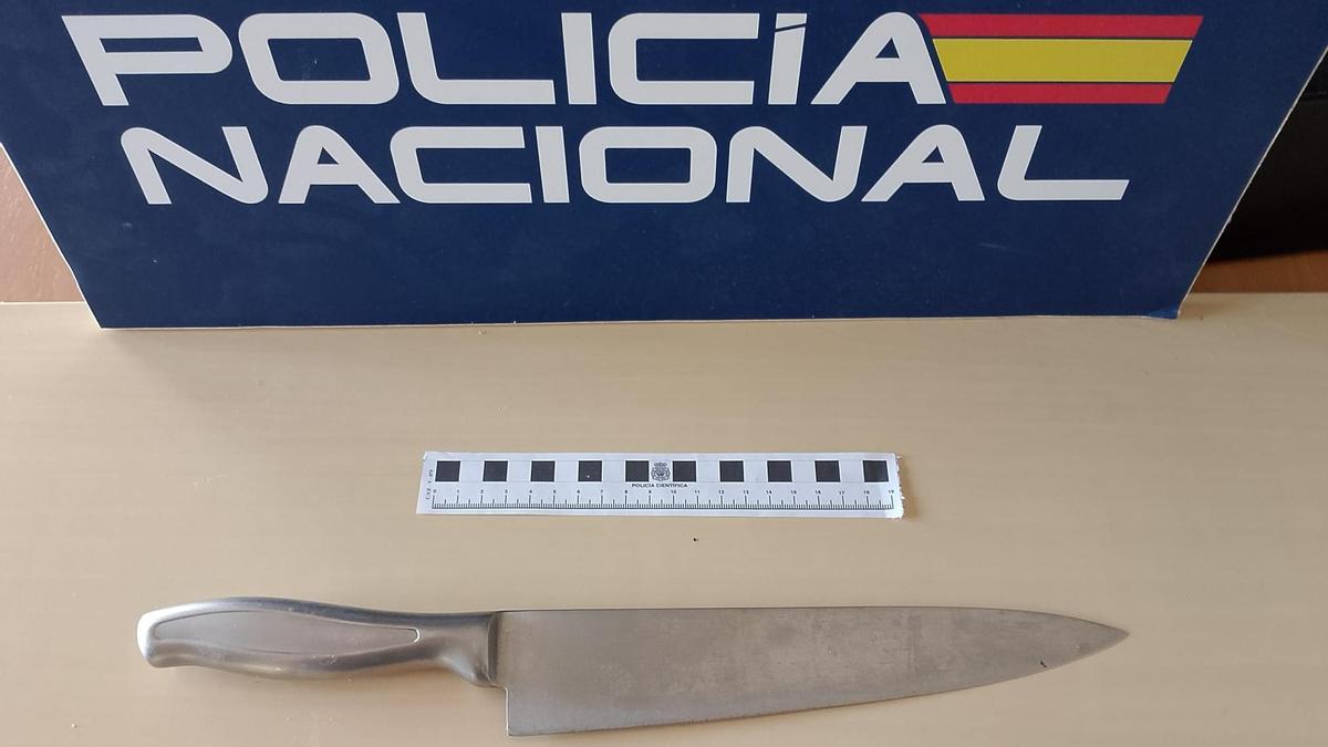 El cuchillo intervenido al sospechoso.
