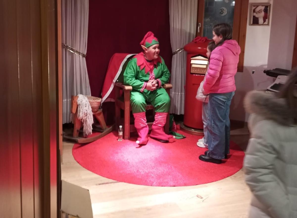 GALERÍA | Visitas de los niños y niñas al elfo de Papá Noel en Benavente