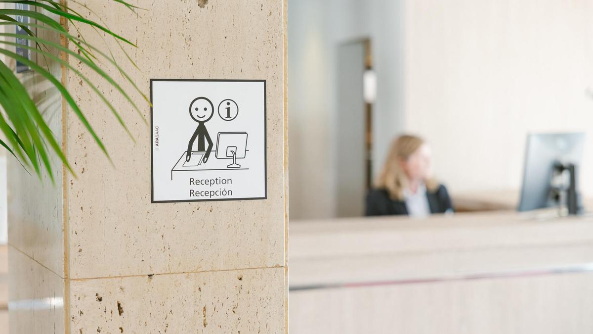 La señalética con pictogramas facilita los recorridos por el hotel.
