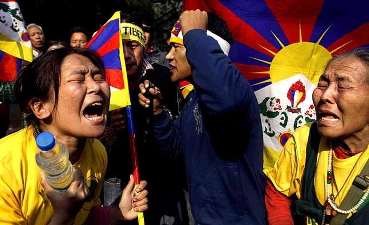 Activistes tibetans criden durant una protesta contra la visita del primer ministre xinès, Wen Jiabao, a Nova Delhi (Índia).