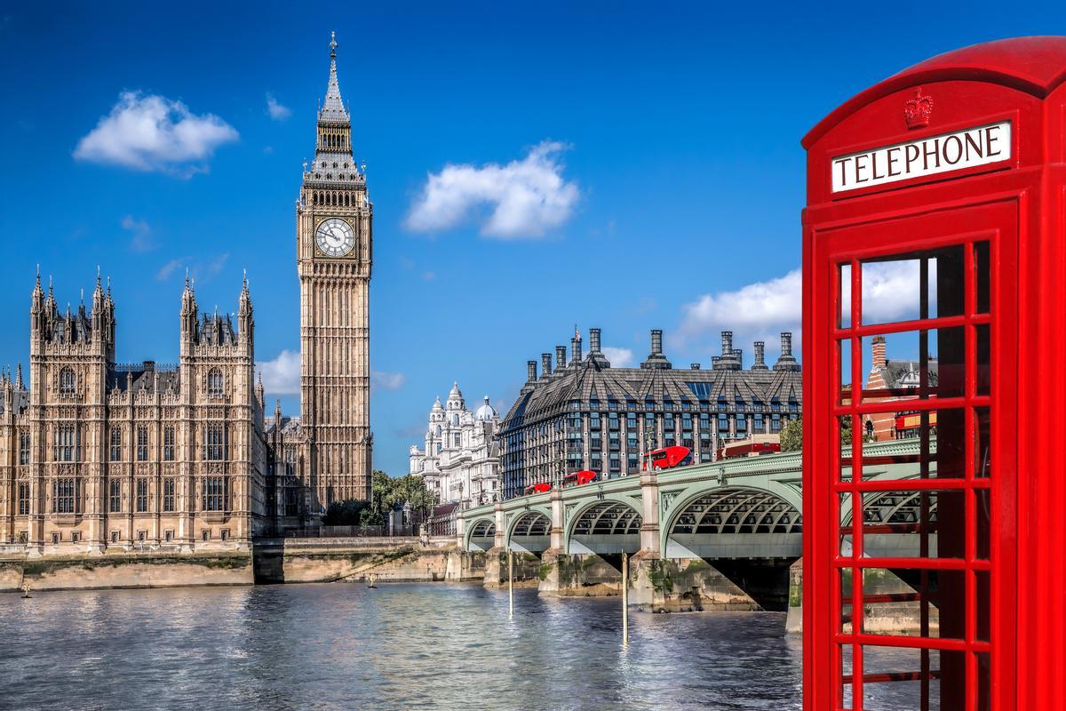 El Big Ben de Londres, con una de sus famosas cabinas de teléfono.