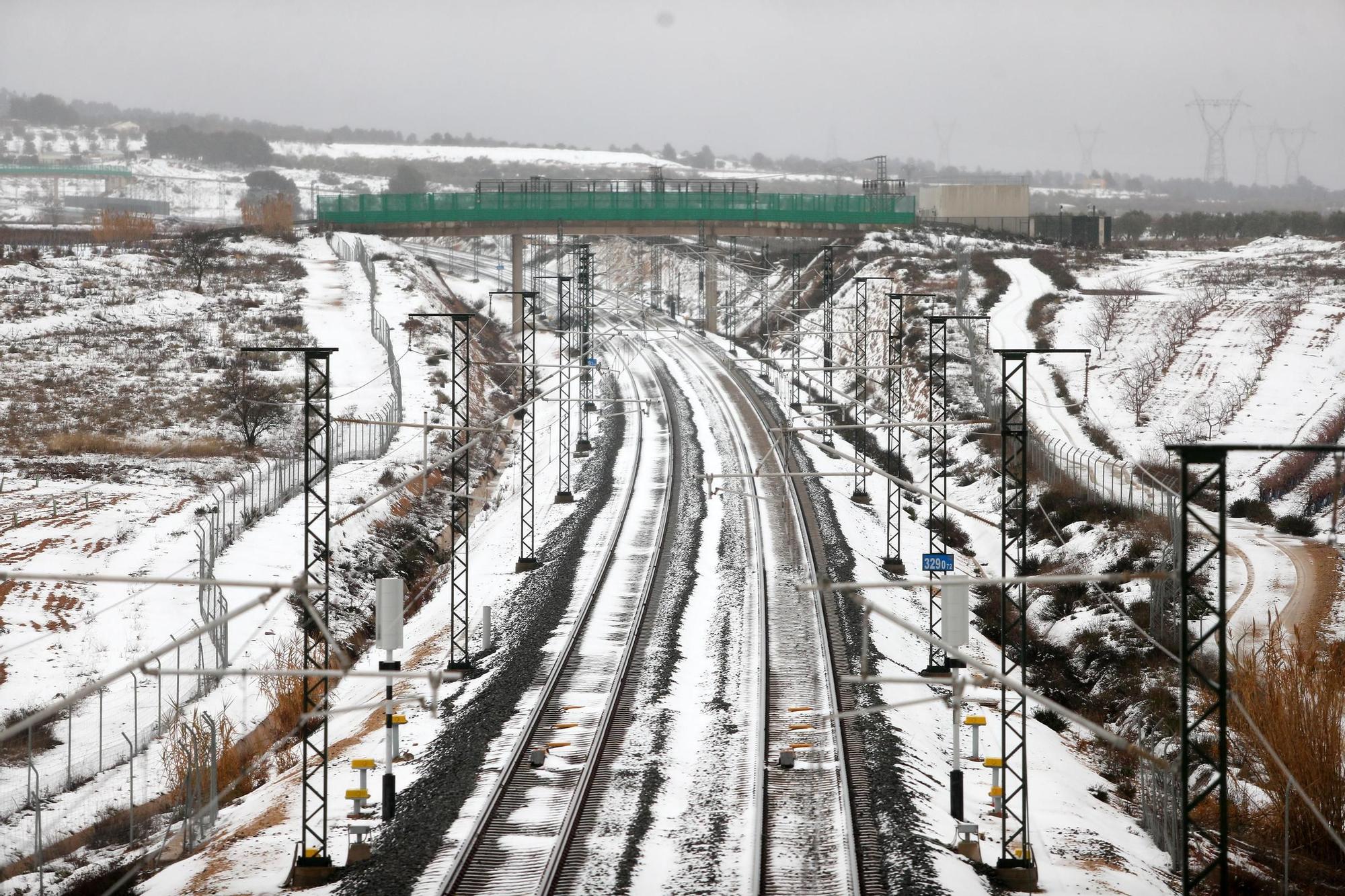 La nieve impide salir de casa en los pueblos del interior de la C. Valenciana