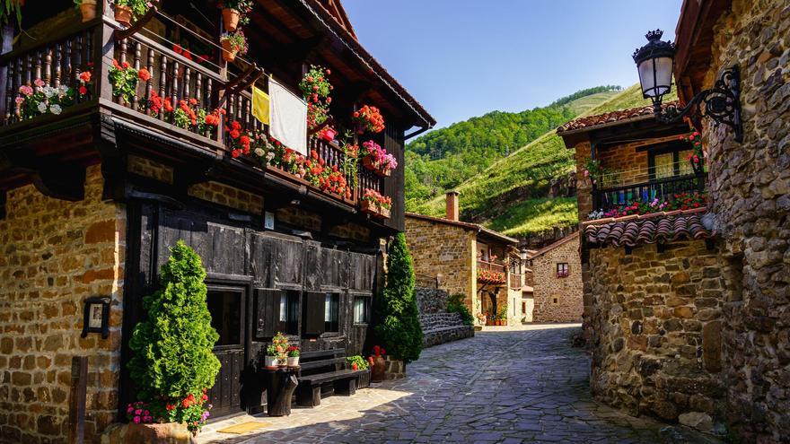 El pueblo más bonito de Cantabria es un lugar al que no se puede acceder en coche: ni Comillas, ni Santillana