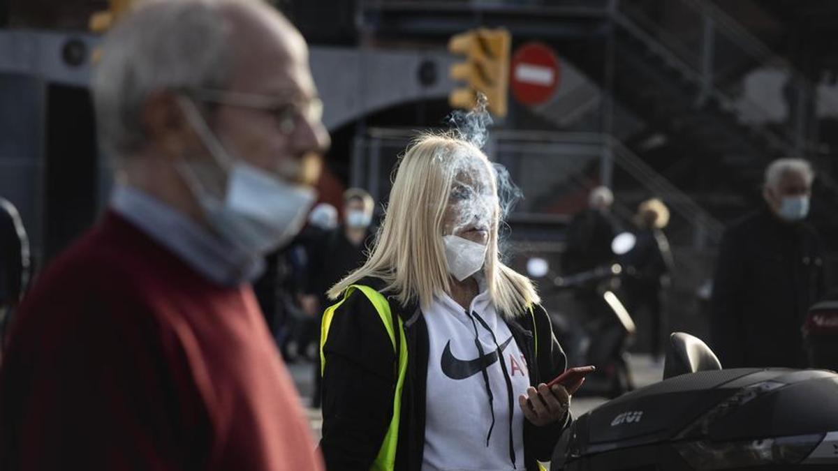 Fumadores en una calle de Barcelona.