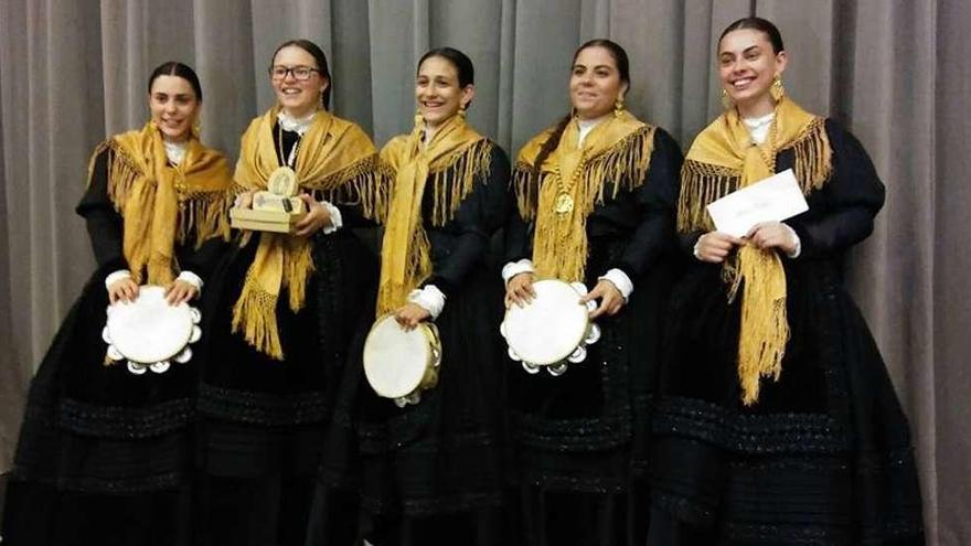 Dos grupos de pandereteiras de Soalleiras, premiadas en A Coruña