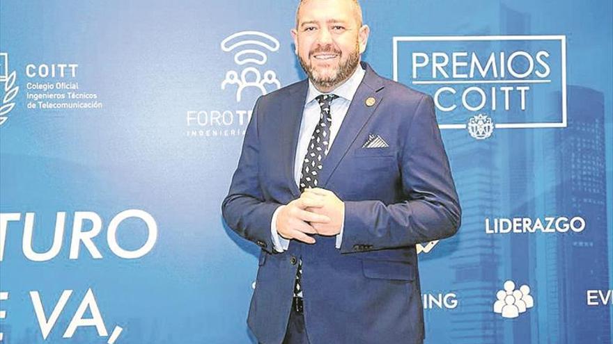 Los ingenieros técnicos de Telecomunicación reeligen a Juan Luis Cruz como decano