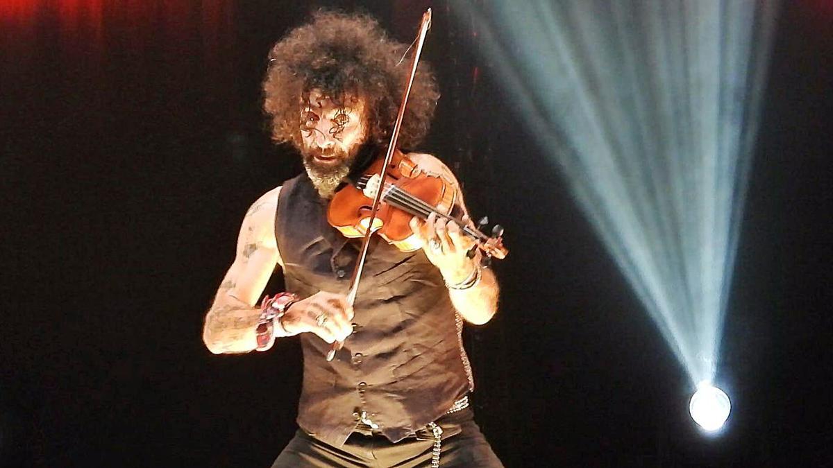 Ara Malikian, durante la primera actuación en el Auditorio de Ourense, ayer. |   // FERNANDO CASANOVA