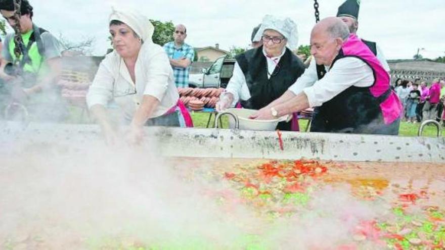 Los vecinos de Miranda en plena elaboración de la arrozada, ayer por la tarde./ mara villamuza