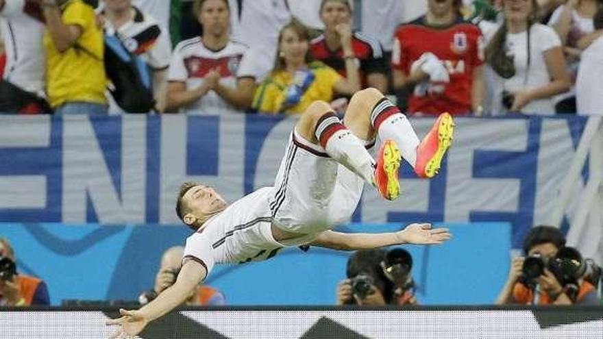 Klose celebra su gol ante Ghana, el sábado.