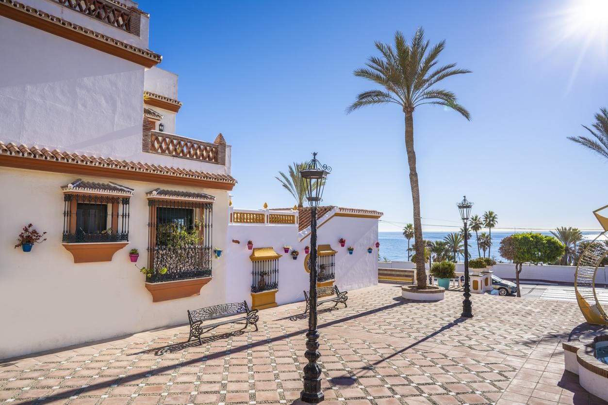 Las casas blancas de Estepona junto al mar
