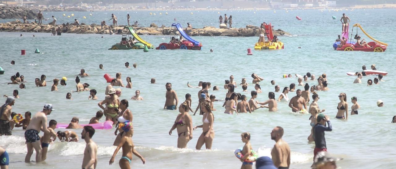 Las playas continúan concurridas, como esta de Alicante