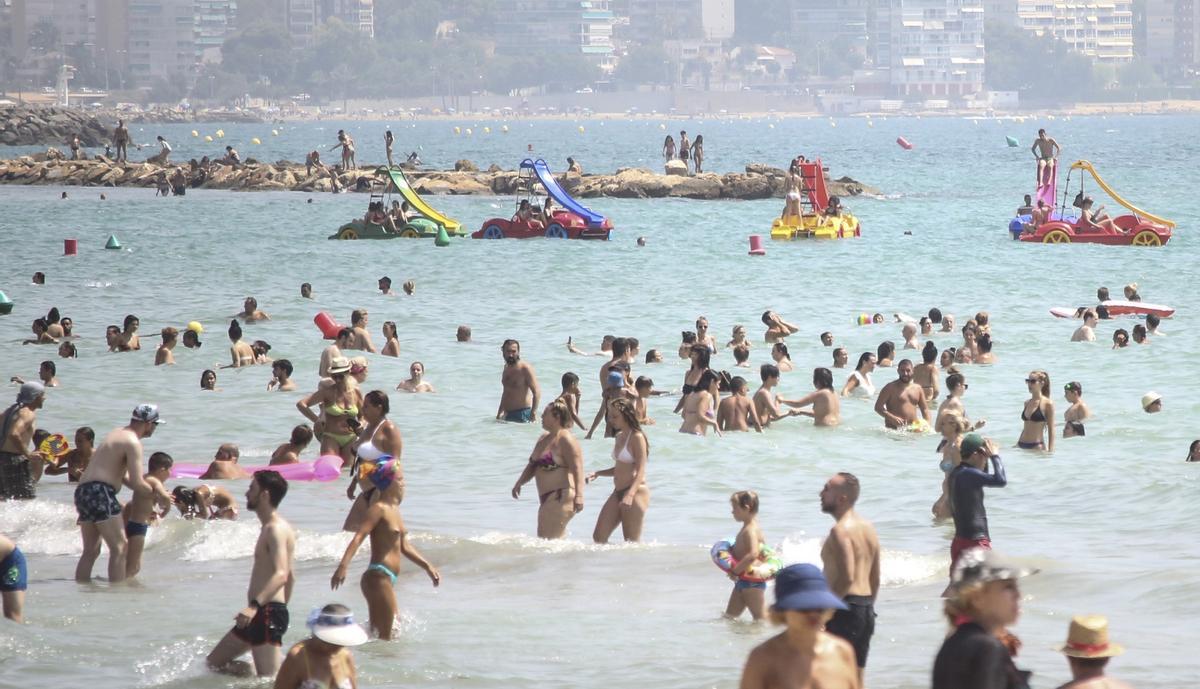 Las playas continúan concurridas, como esta de Alicante