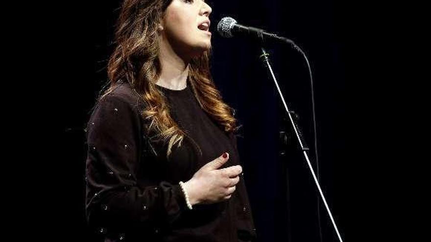 Cristina Sánchez, durante una actuación en el concurso &quot;Cuenca del Caudal&quot; en el auditorio de Mieres.